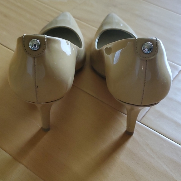 MK pumps heel 3 inch, size 7.5M new with some flow - Picture 2 of 5